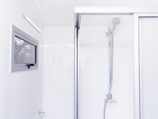 Ducha con shower door y ventilación al exterior